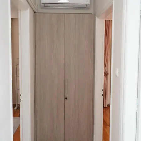 Downtown With Parking Larissa