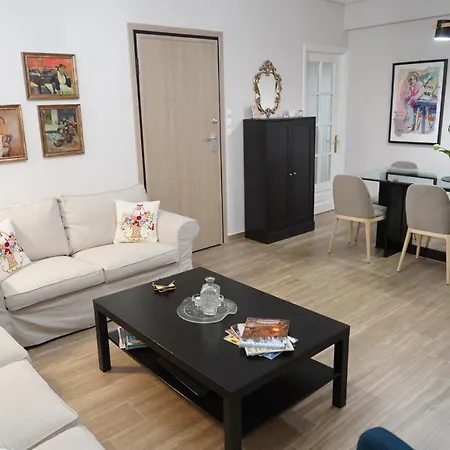 Downtown With Parking * Larissa